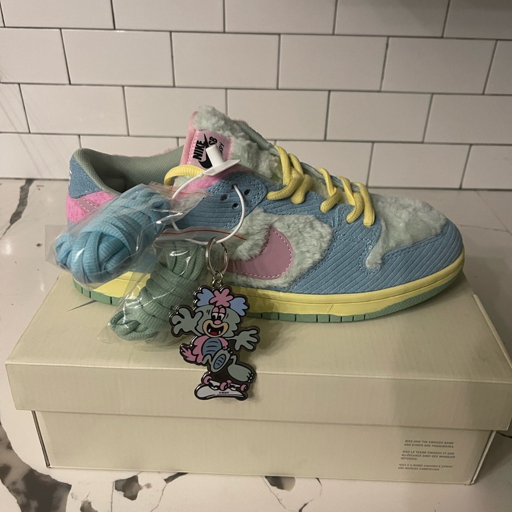 Men’s Nike Verde Dunks Size 11.